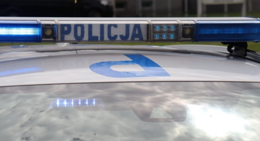 Wychodek na środku ekspresówki