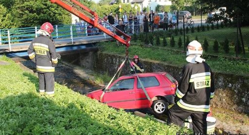 Samochód wpadł do rzeki Białej w Bystrej
