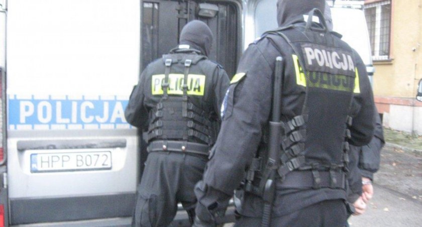 Dwaj bielszczanie postanowili zaoszczędzić i zmusić 19-latka kierującego skuterem do podwiezienia ich pod sklep
