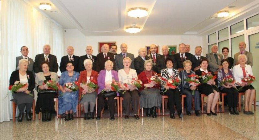 Oni mogą żyć ale tylko razem. Jubileusze w USC