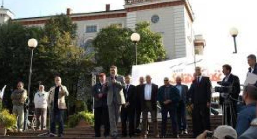 Demonstracja Solidarności na Pl. Chrobrego z udziałem Piotra Dudy