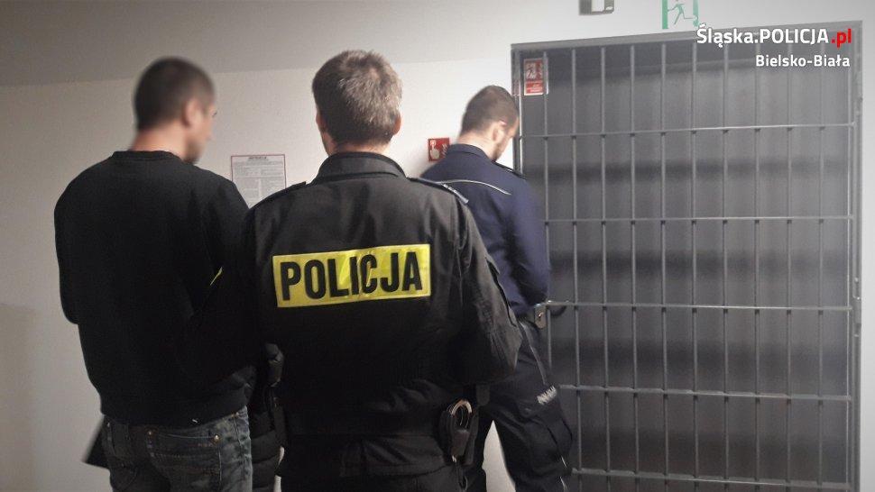 Niszczył samaochody na parkingu przy ulicy Broniewskiego w Bielsku-Bałaj
