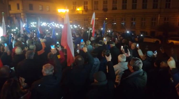 Będzie kolejny protest przed sądem w Bielsku-Białej. Przyszło ponad 100 osób