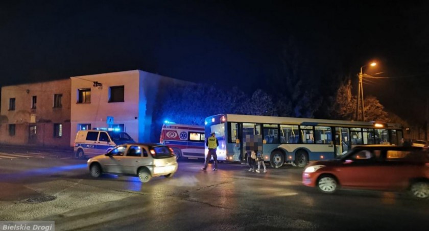 Autobus miejski potrącił kobietę w Czechowicach. W wyniku obrażeń kobieta zmarła 