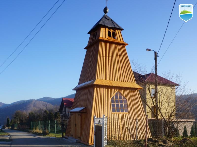 Zabytkowa dzwonnica w Tresnej. Koniec remontu