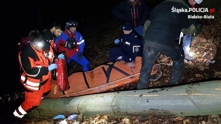 Drwala przygniotło drzewo. Akcja ratunkowa w trudno dostępnym leśnym terenie Gminy Porąbka