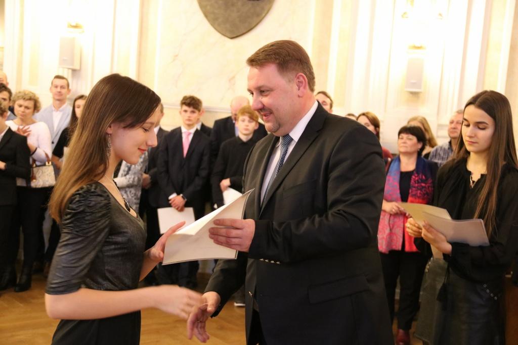 Najepsi uczniowie  Bielska-Białej otrzymali stypendia