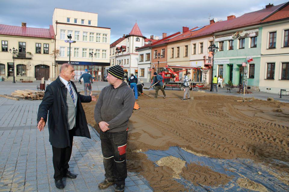 Dzieje się na żywieckim Rynku. Powstaje lodowisko