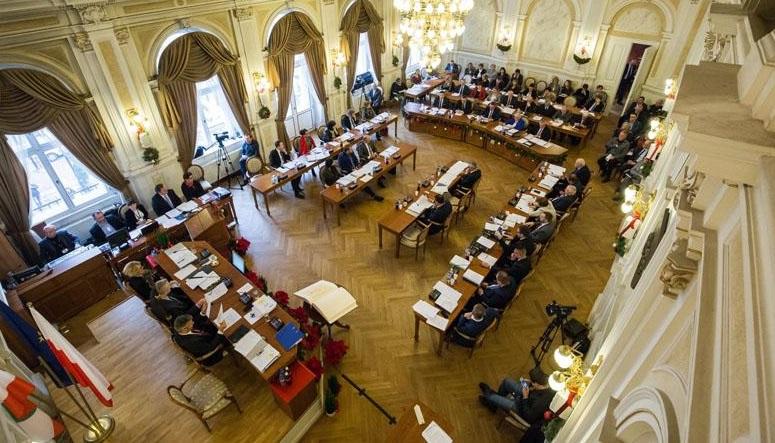 Prezydent Jarosław Klimaszewski wzmacnia swoją władzę w Bielsku-Białej. Dwaj radni PiS przechodzą do nowego klubu