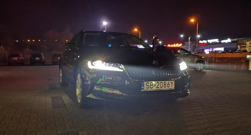Skoda Bielsko-Biała. Nocna Jazda Superbem z oświetleniem Matrix 