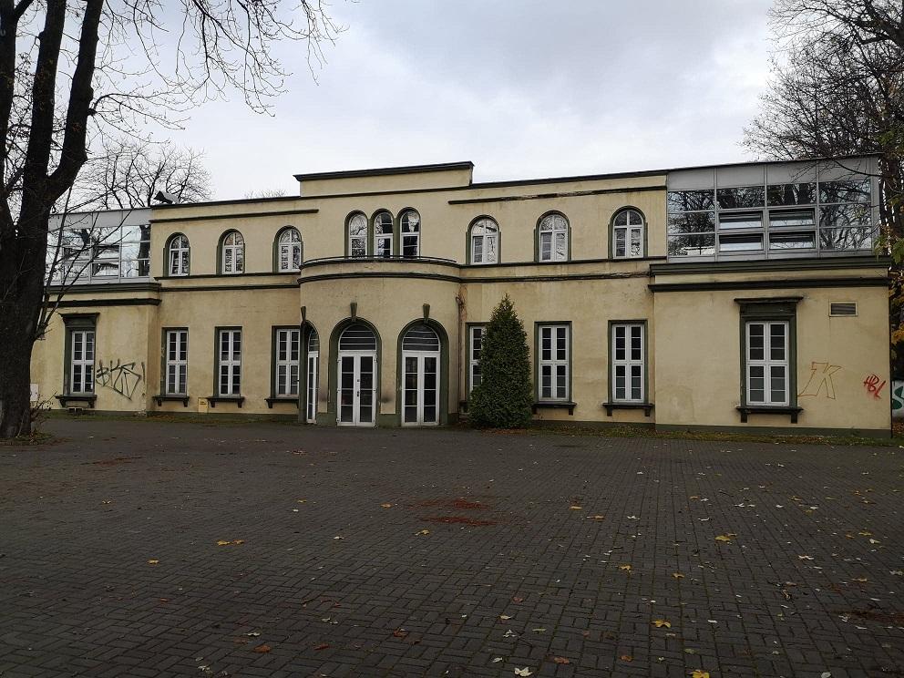 Zabytkowy pałac z kortami w Belsku-Białej zostanie przywrócony mieszkańcom