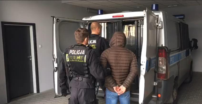 Pseudokibic wtargnął do mieszkania i pobił 24-latka