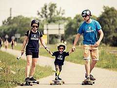 Jeżdżą na longboardach i pomagają bezdomnym zwierzętom 
