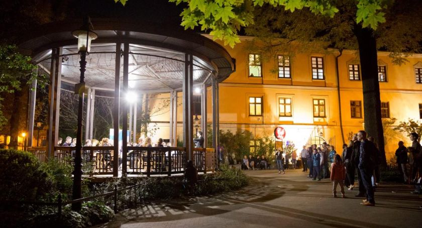 Miasto w światłocieniu, piękno tkwi w szczegółach Cieszyn po stu latach. Wystawa 