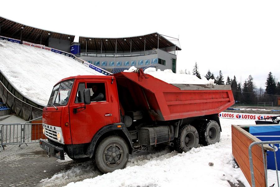 Mistrzostwa Polski w skokach: ciężarówki przywiozły śnieg 22/23.03