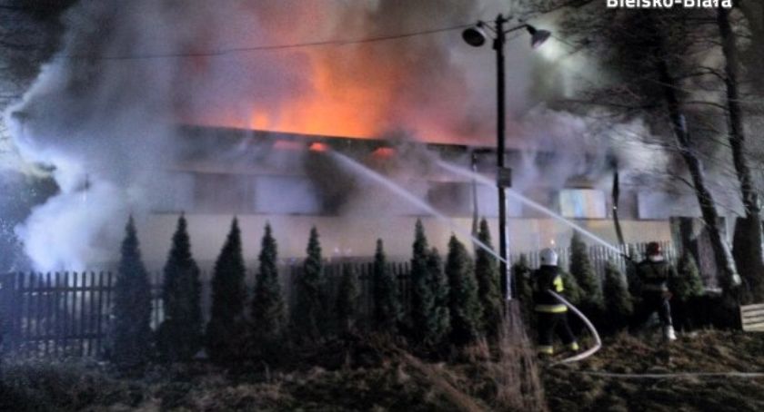 Pożar w Buczkowicach - płonie zakładu produkcji drzewnej | Trudna akcja gaśnicza