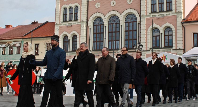 Maturzyści odtańczyli poloneza na żywieckim Rynku