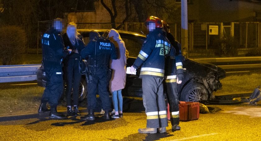 Trzy kobiety, rozbity samochód i tajemniczy kierowca na ulicy Partyzantów w Bielsku-Białej