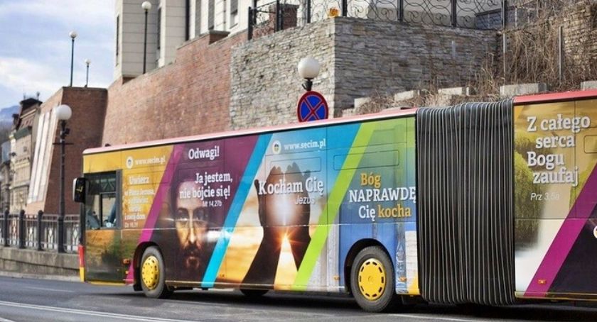 Autobus MZK z pasażerami kochanymi przez Boga kursuje po Bielsku-Białej