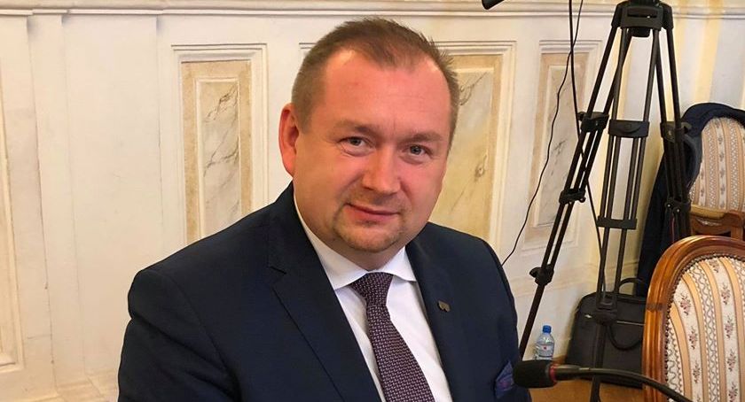 Ostra reakcja radnych PiS na odwołanie z funkcji przewodniczącego Konrada Łosia