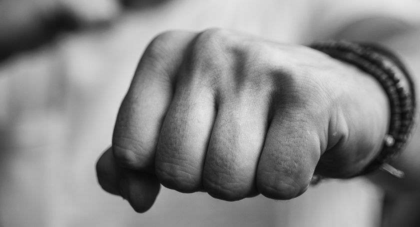 Bracia bili się na ulicy w Szczyrku. Zaatakowali interweniujących policjantów