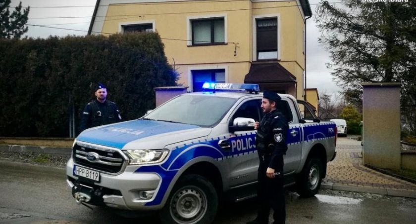 Pożar w Jaworzu | Policjanci wyprowadzili troje seniorów z płonącego budynku