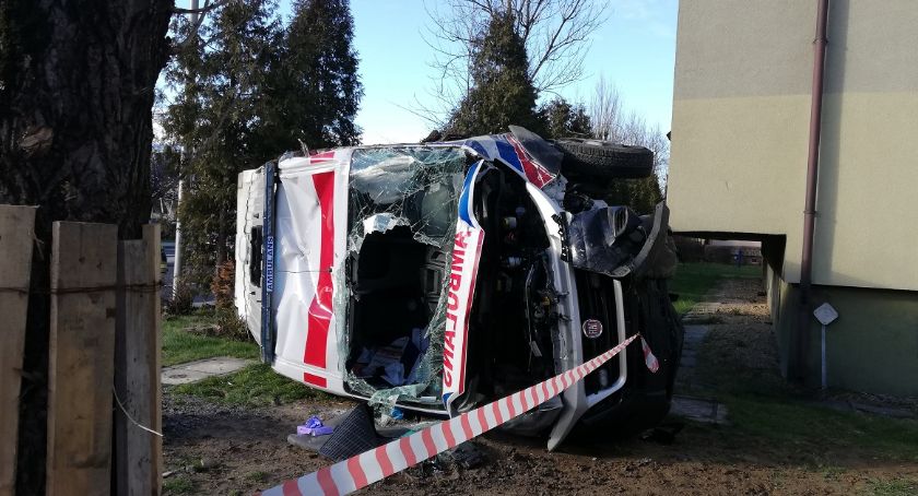 Wypadek z udziałem karetki na skrzyżowaniu bielskich ulic PCK i Żywieckiej