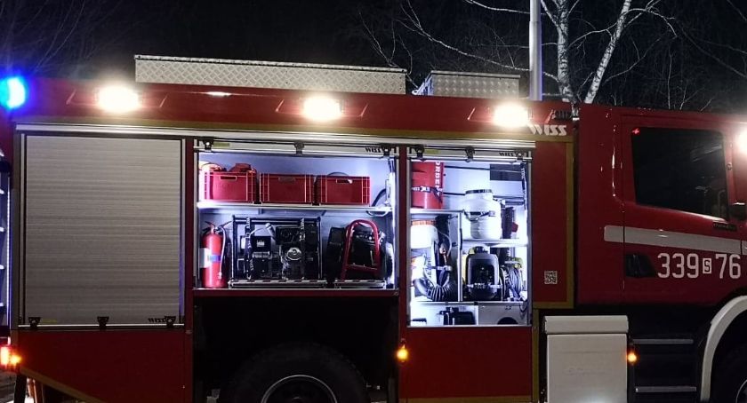 Pożar w dawnych zakładach szybowcowych. Widziano uciekającego mężczyznę