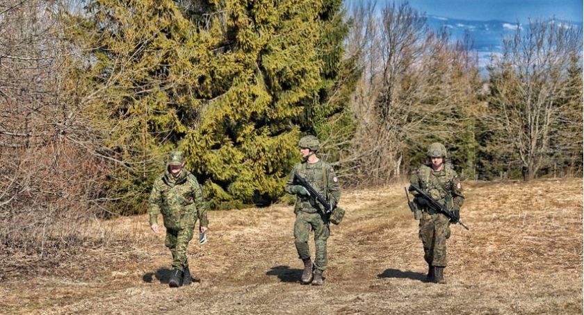 Bielscy spadochroniarze patrolują zamknięte granice  (FOTO)