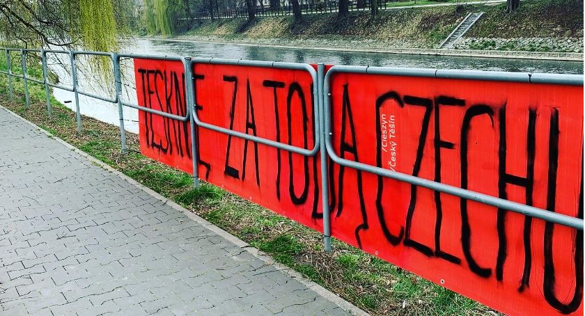 Tęsknię za Tobą Czechu - taki baner zawisnął nad Olzą