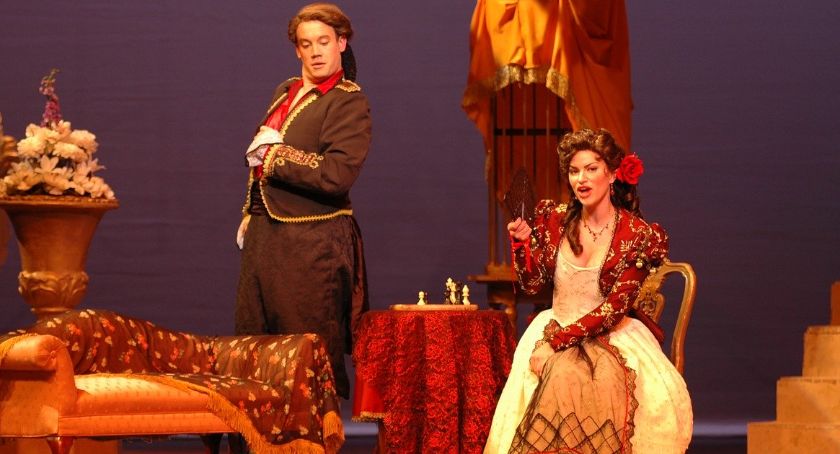 Spektakle teatralne online. Gdzie je zobaczymy? | #ZostańWDomu i nie daj się nudzie