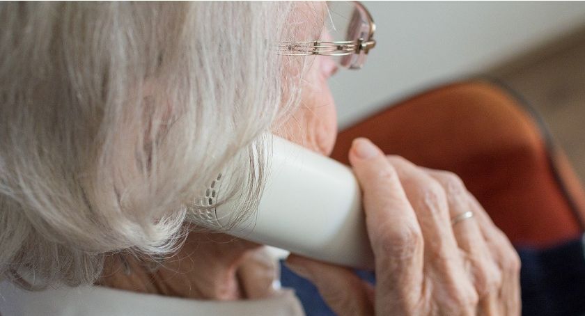 Seniorze potrzebujesz zakupów lub leków? Wystarczy zadzwonić