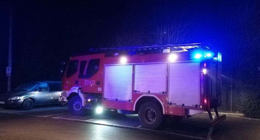 Policjanci z Jasienicy wyprowadzili kobietę i dziecko z płonącego domu