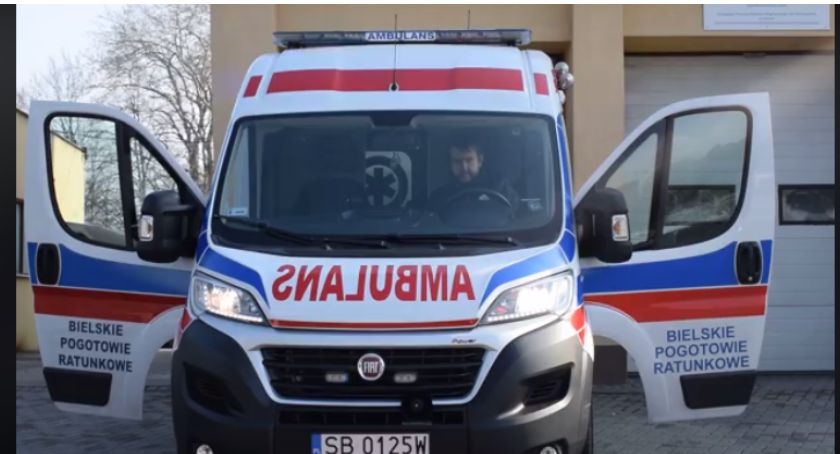 Przez megafon karetki bielskiego pogotowia wygłaszany jest specjalny komunikat