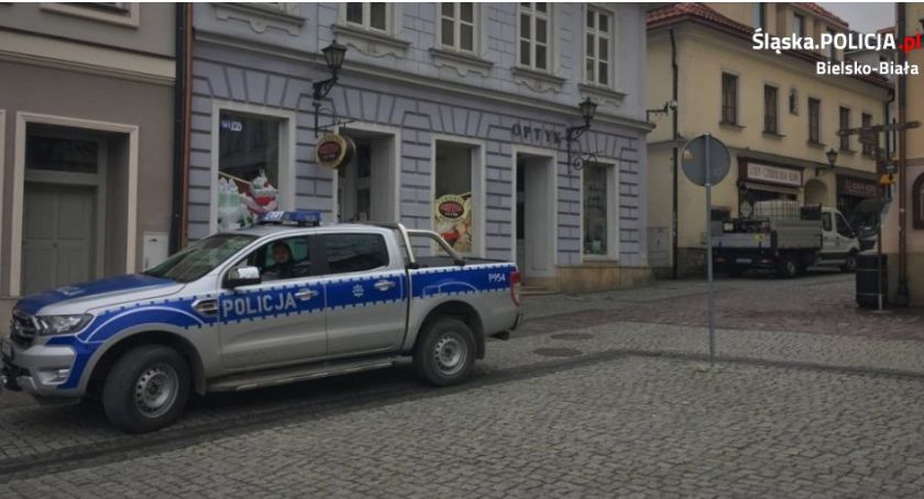 Informacje z policyjnych megafonów na bielskich ulicach