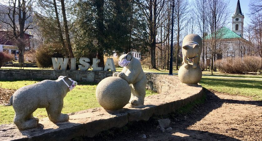 Wisła promuje chodzenie w maseczkach. Akcja na miejskich pomnikach FOTO