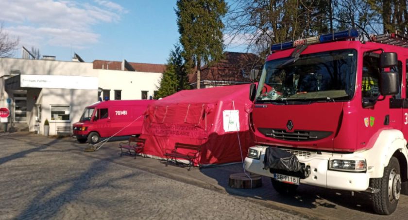 Namioty przed szpitalami w Bielsku-Białej i Bystrej