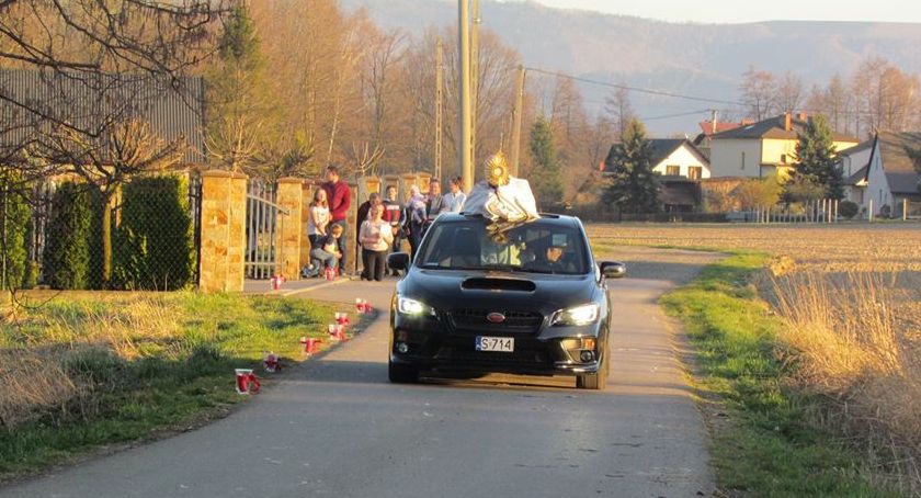 Proboszcz z otwartego samochodu błogosławił swoich parafian