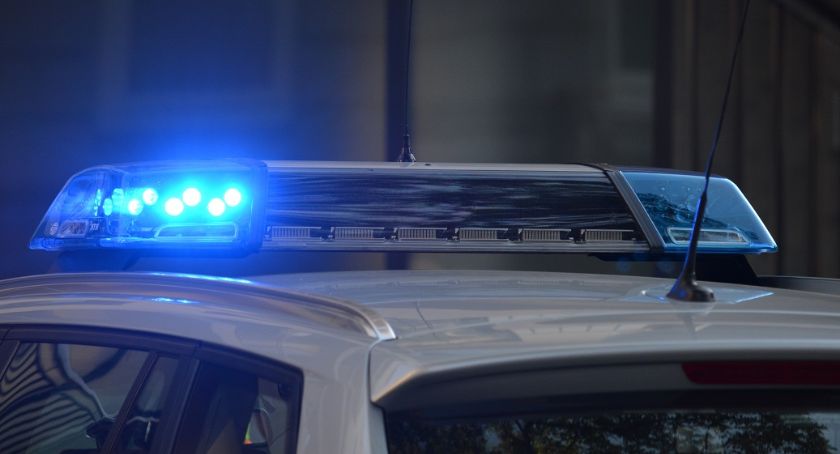 Kierując seicento próbowała potrącić policjanta