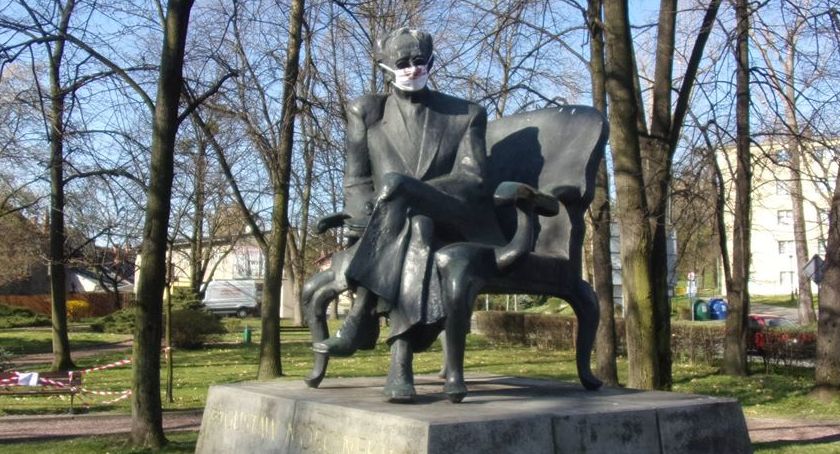 Maseczki na pomnikach nie spodobały się włodarzom Skoczowa 