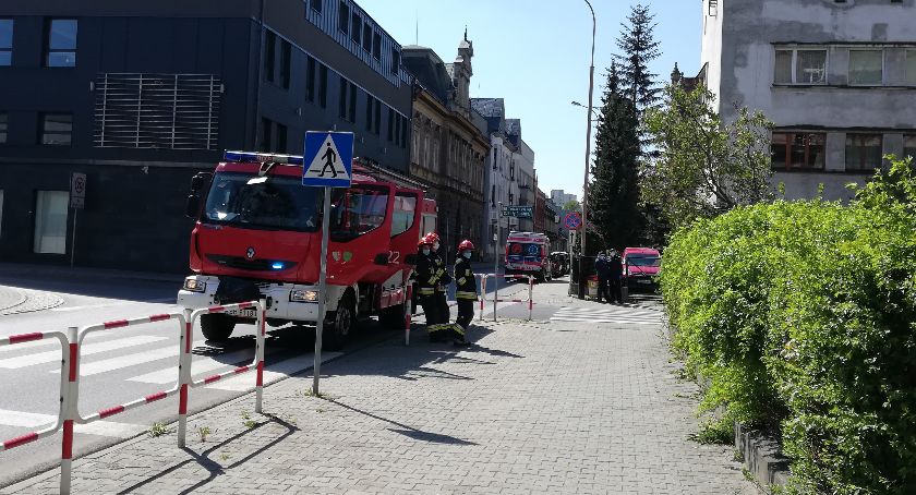Mężczyzna wspiął się na elewację budynku w Bielsku-Białej AKTUALIZACJA