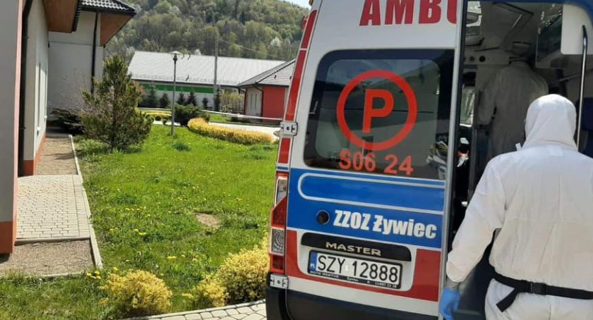 Wojsko, GOPR, zakonnicy, strażacy i personel medyczny w Ośrodku DPS w Czernichowie 