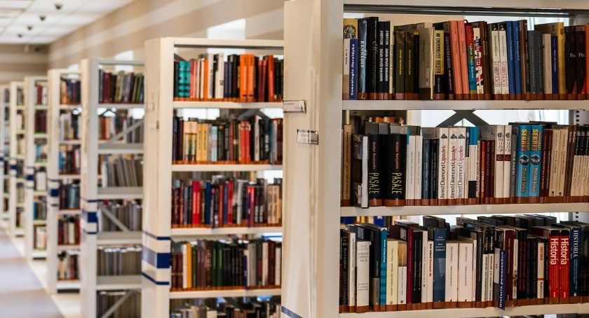 Otwarto Książnicę Beskidzką oraz inne biblioteki w regionie. Zmiany w sposobie wypożyczania książek