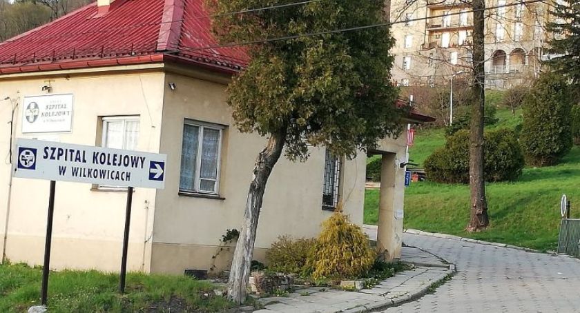 Koronawirus w Szpitalu Kolejowym w Wilkowicach. Pacjenci mają pretensje. Dyrekcja odpowiada