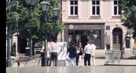 Awantura o plakaty wyborcze. Nagrano moment ich zaklejania