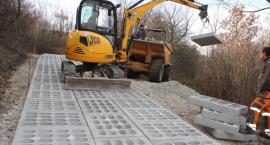 Droga z płyt betonowych powstaje w górskim terenie