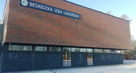 Faszyzm medyczny i kotwica pojawiły się na ścianie Beskidziej Izby Lekarskiej
