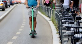 Poruszał się hulajnogą szybciej niż piesi, więc dostał mandat