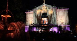 [FOTO] Koncert w oknie Teatru Polskiego, bielszczanie słuchali przebojów Krzysztofa Krawczyka