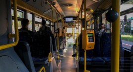 Nie bądź dzieciak, zdejmij plecak, czyli zasady savoir vivre w autobusie